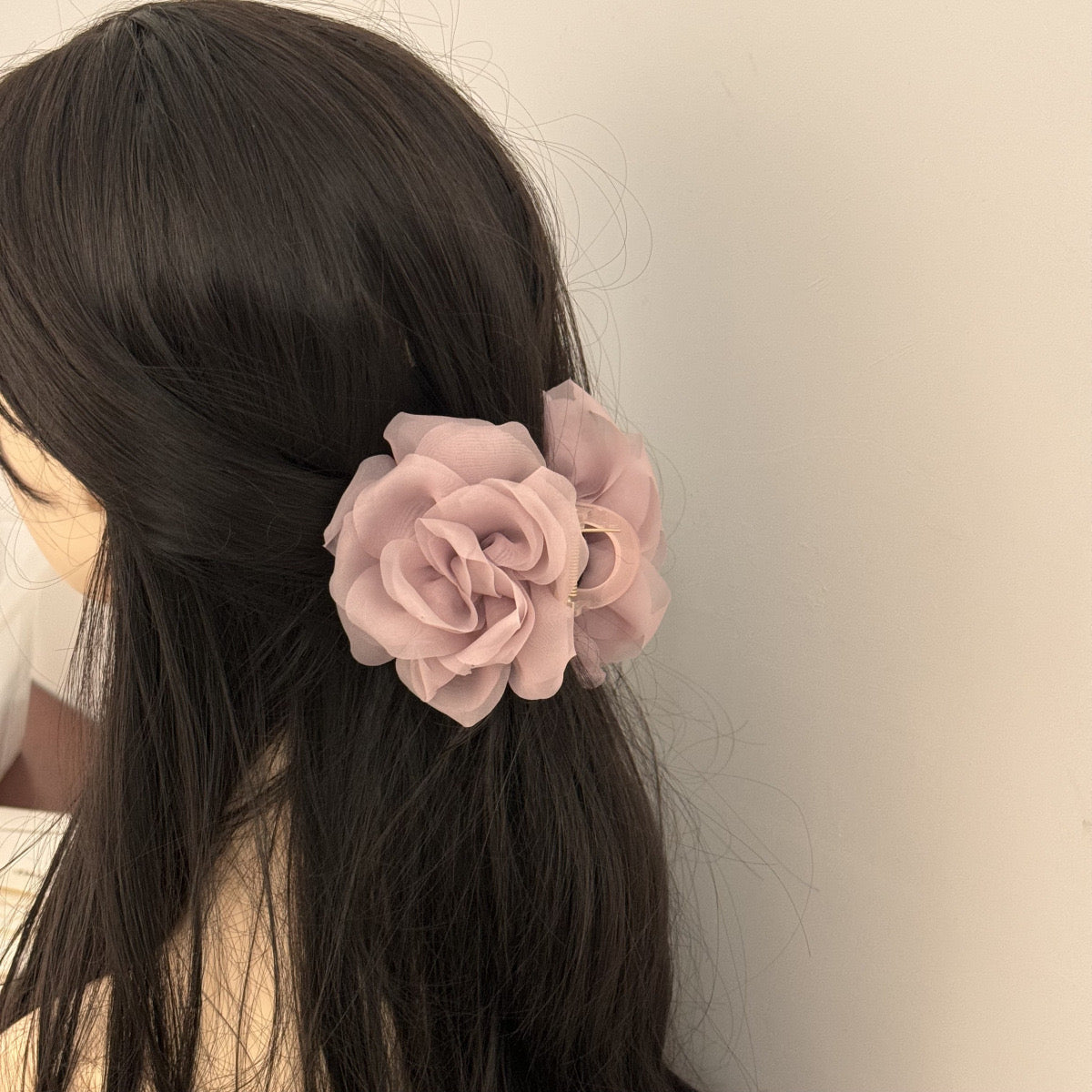 Ruffled Bloom Clutch Claw Set (Beige & Dusty Pink)